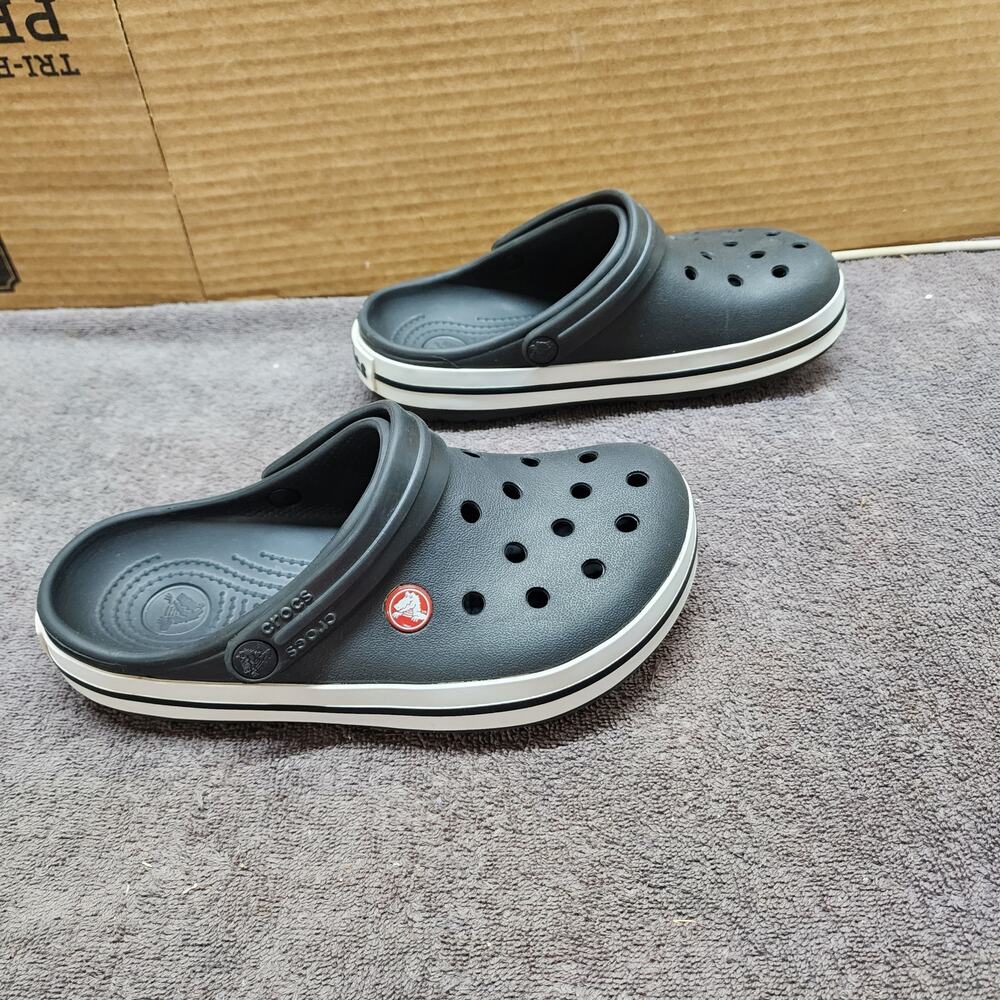 Crocs men size 4 women size 6 pre-owned shoes sandals excellent condition b53